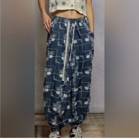 POL Boho blue with white floral embroidery jogger pants size small NEW - Picture 1 of 7